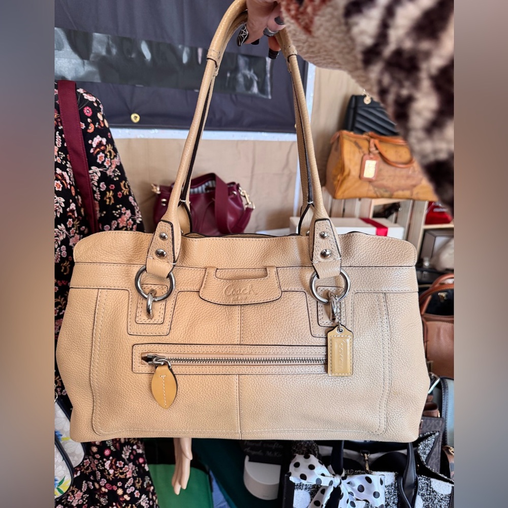 🔥COACH Penelope 2010 Pebbled Leather Cream Shoulder Bag with ruffled edges.